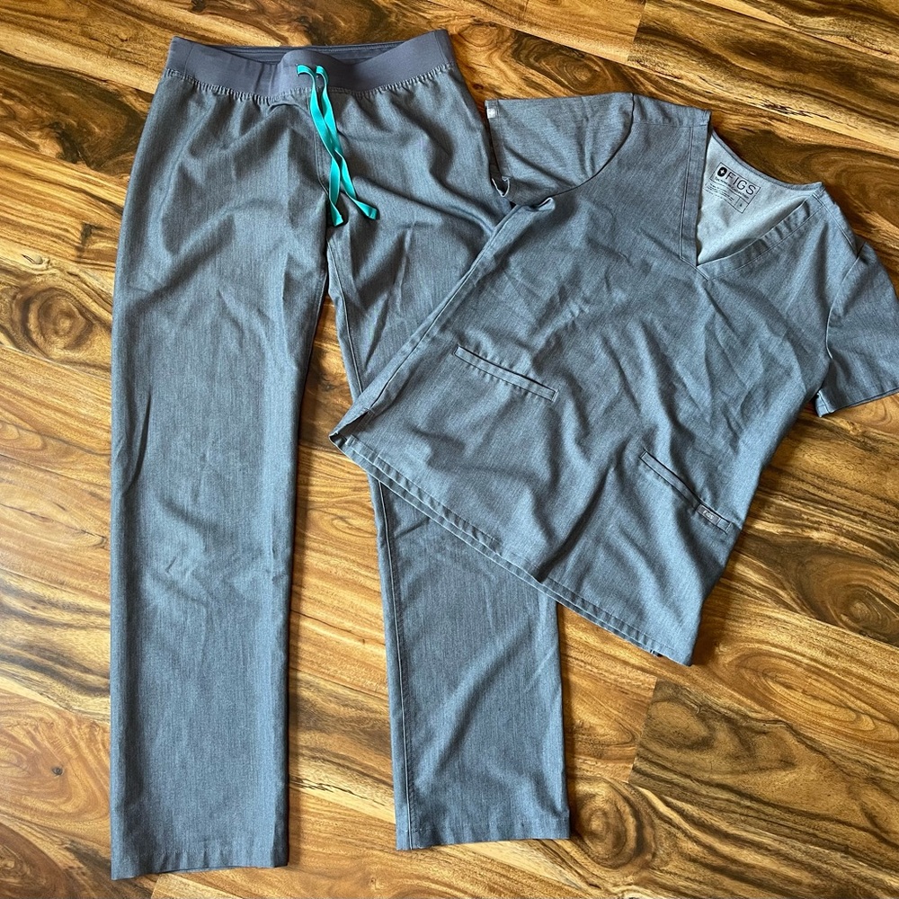 FIGS Gray Scrub Set with Teal Drawstring
